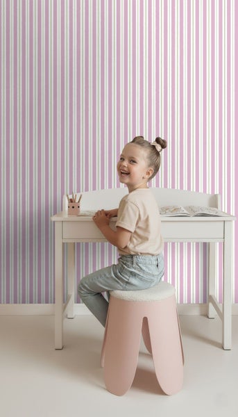 Kinderzimmer mit gestreifter Tapete, Schreibtisch und Hocker