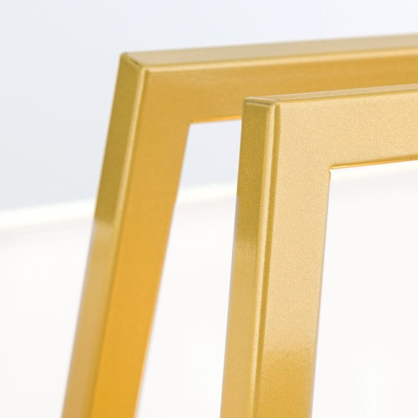 Detailansicht von Tischbeinen aus Metall