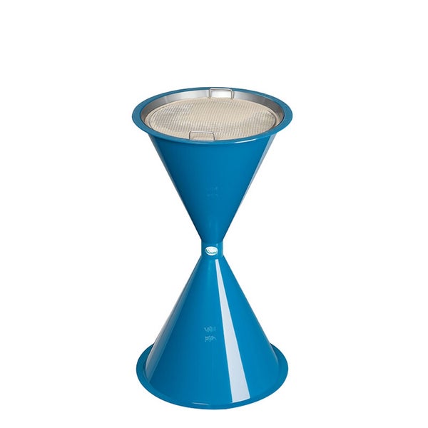 Blauer Sandascher in Sanduhrform aus Metall mit integriertem Sieb.