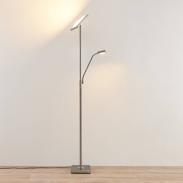 Deckenfluter aus Metall mit zusätzlichem Lesearm, zwei rechteckige Lichtquellen, silberfarben.