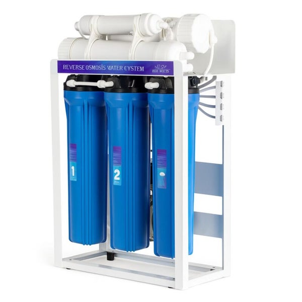 Umkehrosmose-Wasserfiltersystem mit drei blauen Hauptfiltern und weißen Zusatzfiltern in einem weißen Metallrahmen.