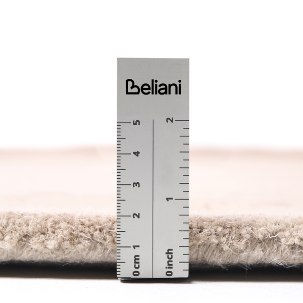 Florhöhe eines Teppichs gemessen mit einem Lineal mit Beliani Logo. Die Messung zeigt eine Höhe von circa 1 Zentimeter.
