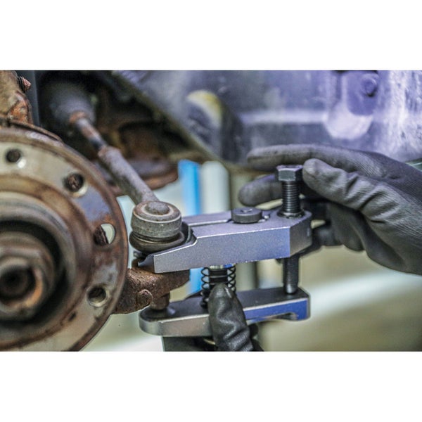 Spurstangenkopf Ausdrücker in Gebrauch am Auto