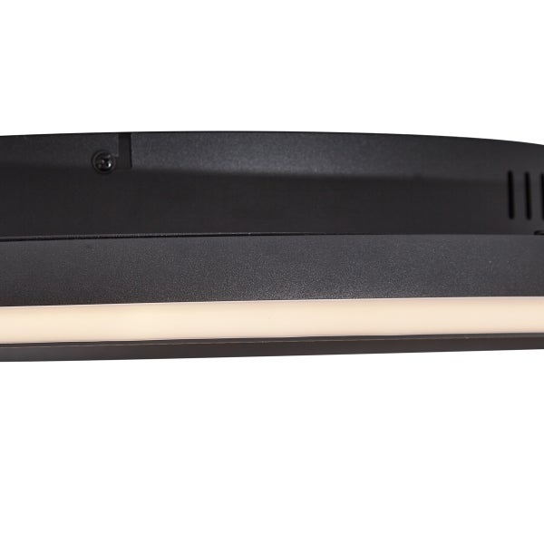 Detailaufnahme einer schwarzen Deckenleuchte mit LED-Beleuchtung.