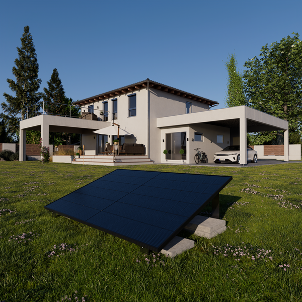 Großes Solarpanel auf einer Rasenfläche vor einem modernen Einfamilienhaus mit Carport und Balkon.
