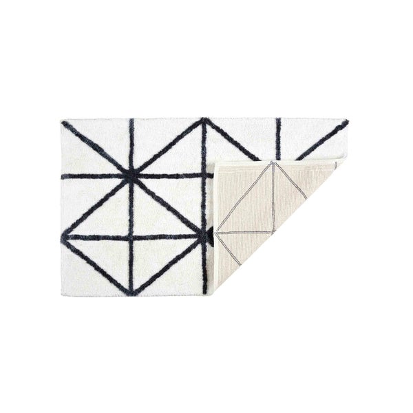 Weißer Teppich mit geometrischen Mustern