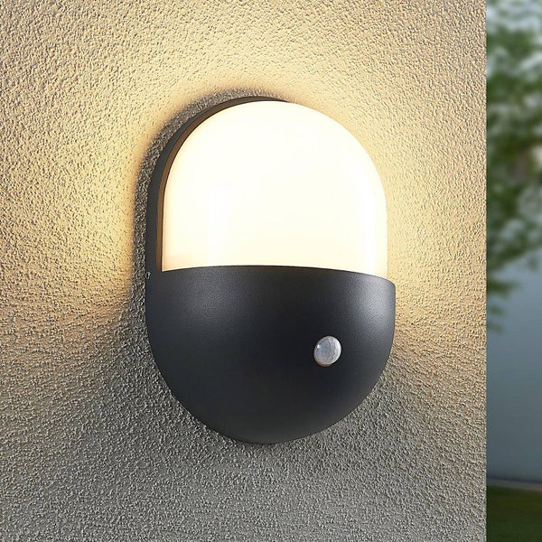 Lindby LED Wandleuchte außen Dianko mit Bewegungsmelder (spritzwassergeschützt (Modern) in Schwarz aus Aluminium (1 flammig, ) - Wandlampe für Außenwand/Hauswand Haus Terrasse und Balkon