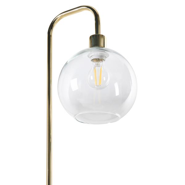 Goldfarbene Stehleuchte mit gebogenem Metallarm und rundem Glasschirm.