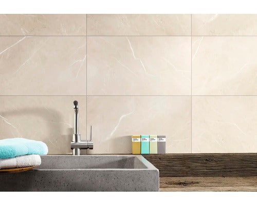 Badezimmer Szene mit Waschbecken, Armatur und Wandfliesen