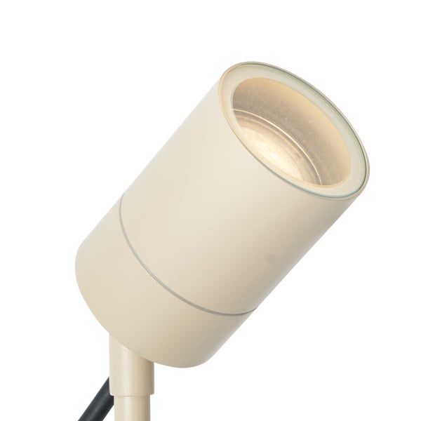 Zylindrischer Gartenstrahler aus beigem Metall mit eingeschaltetem Leuchtmittel.