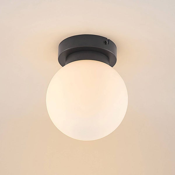 Deckenleuchte mit runder, opaler Glasabdeckung