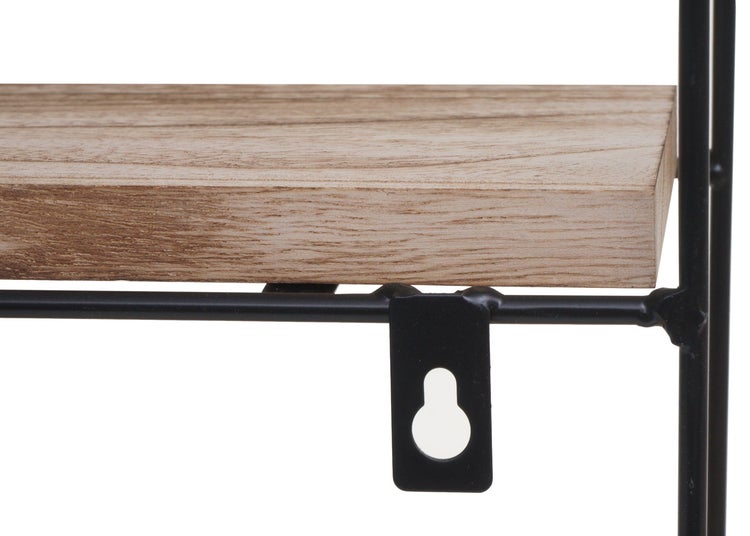 Detailaufnahme eines Wandregals mit Holzablage und schwarzer Metallhalterung