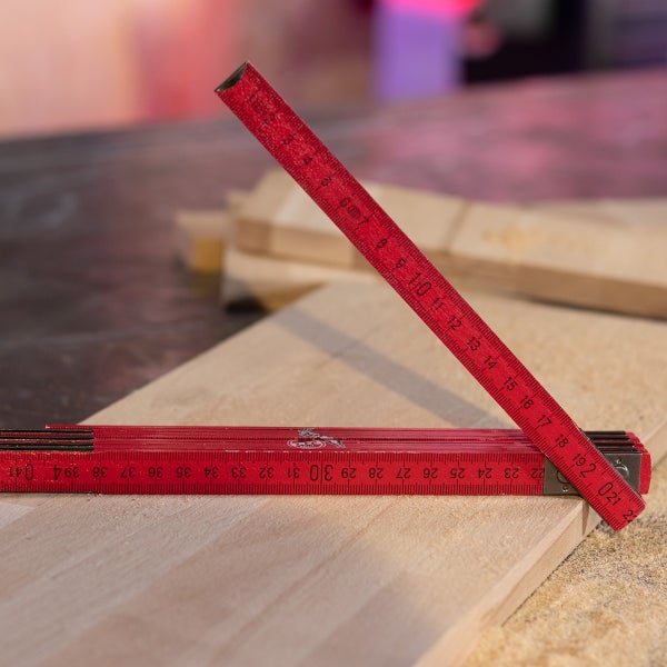Roter Gliedmaßstab aus Holz, 2 Meter, Stahlwerk.