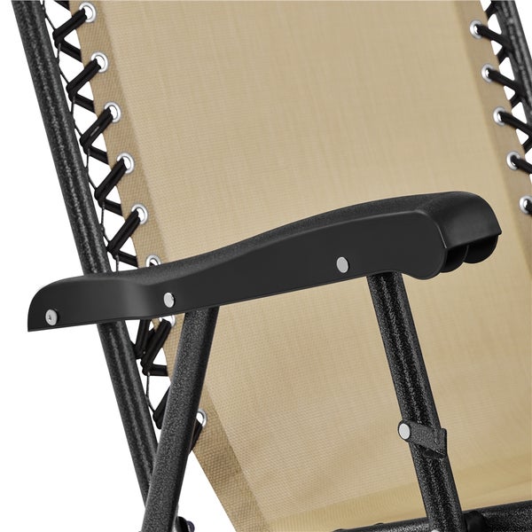 Nahaufnahme einer Gartenstuhl-Armlehne mit gespanntem Textilgewebe und elastischer Schnürung.