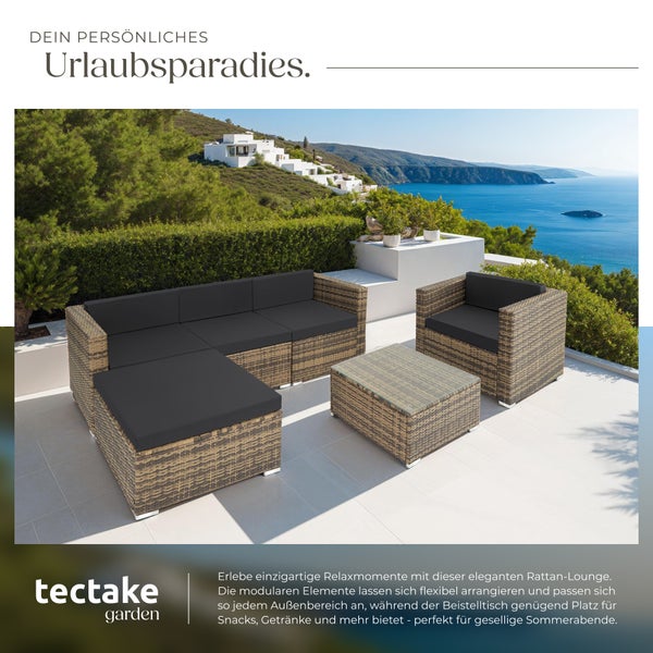 Rattan Lounge Set mit Tisch auf einer Terrasse mit Meerblick