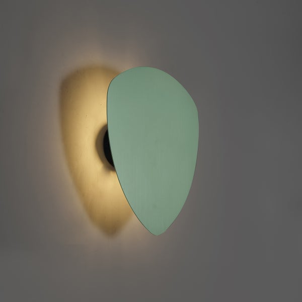 Wandleuchte mit grünem Schirm zur indirekten Beleuchtung