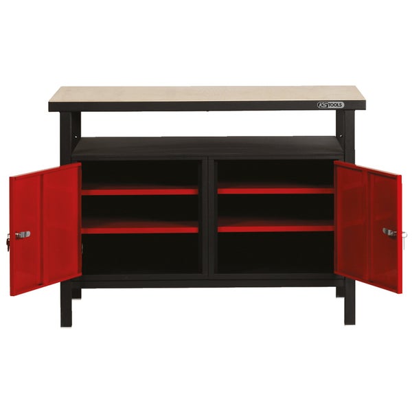 Werkbank mit zwei offenen roten Türen und hölzerner Arbeitsfläche