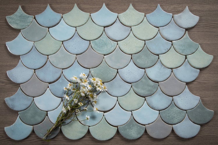 Fischschuppenfliesen aus Keramik mit Blumenstrauß