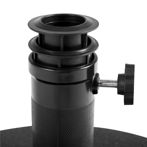 Schwarzer Kunststoff-Schirmständer für Sonnenschirme mit Reduziereinsätzen und seitlicher Feststellschraube.