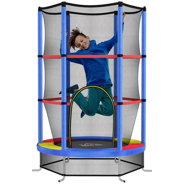 Kind springt auf Trampolin mit Sicherheitsnetz