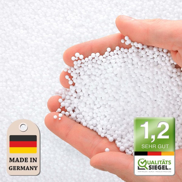 Hand hält EPS Styroporkugeln zur Wärmedämmung Made in Germany mit Note sehr gut