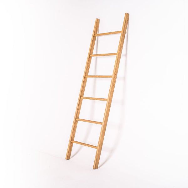 Handtuchleiter aus hellem Holz mit sechs Sprossen zum Anlehnen.