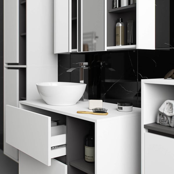 Modernes Badezimmerensemble mit Waschtisch, Waschbecken, Spiegel und Stauraum