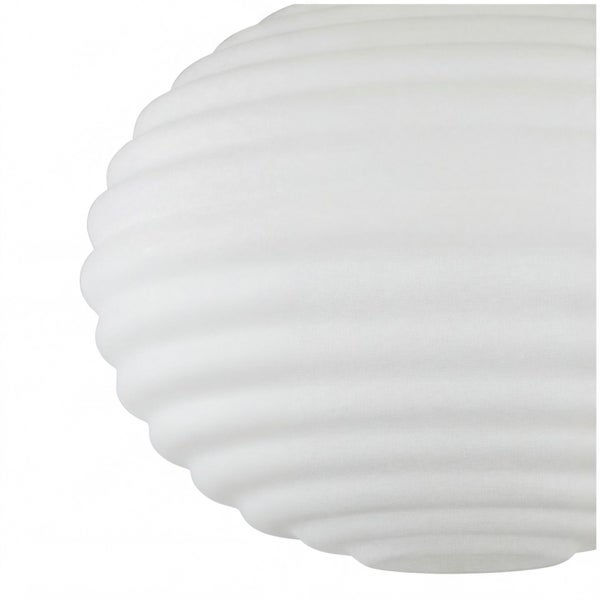 Nahaufnahme eines weißen, gerippten Lampenschirms mit gerillter Oberfläche.