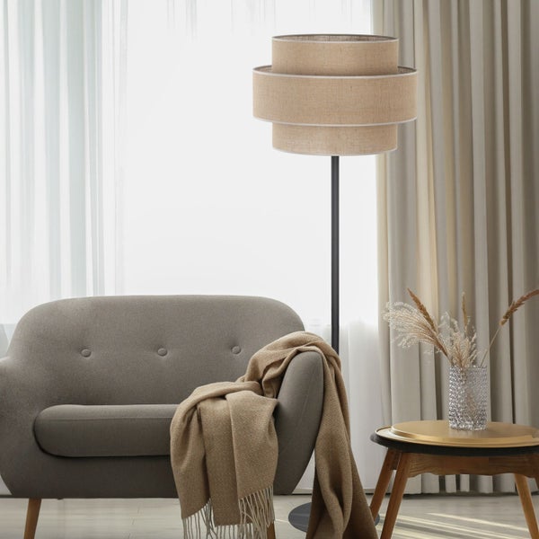 Gemütliches Wohnzimmer mit Sofa, Stehlampe und Beistelltisch