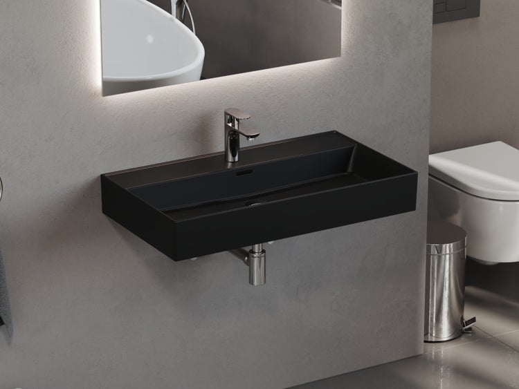 Modernes Badezimmer mit schwarzem Waschtisch, Armatur, beleuchtetem Spiegel und Toilette