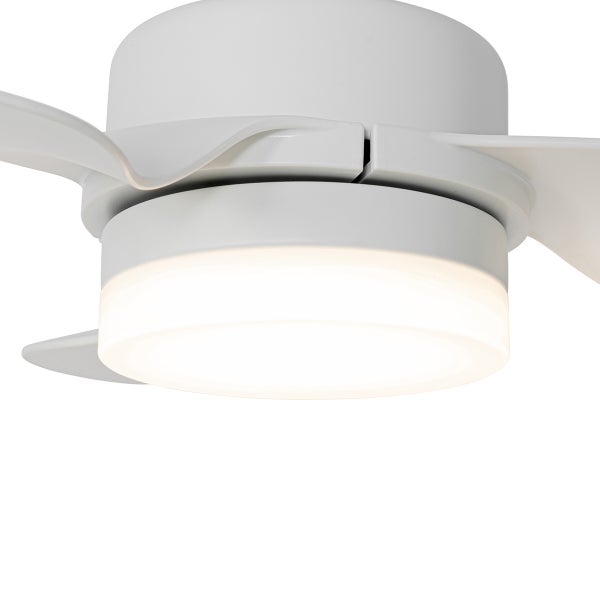 Deckenventilator mit integrierter Leuchte, Weiß, modernes Design mit gebogenen Flügeln.
