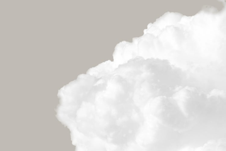 Eine einzelne, bauschige Wolke vor einem neutralen Hintergrund.