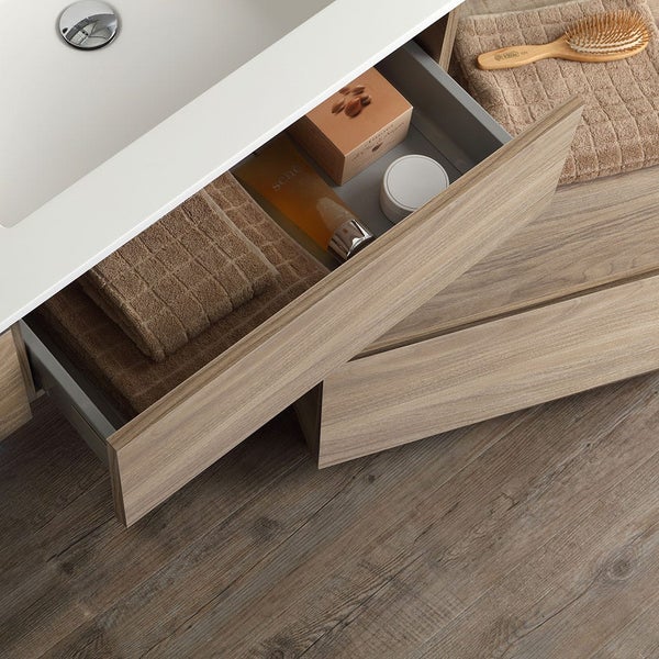 Waschtischunterschrank mit geöffneten Schubladen, darin Kosmetikprodukte und Handtücher