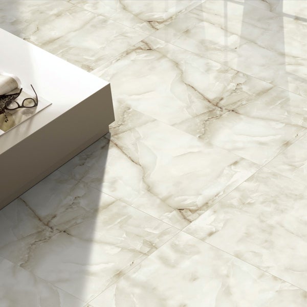 Badezimmer mit Bodenfliesen in Marmoroptik