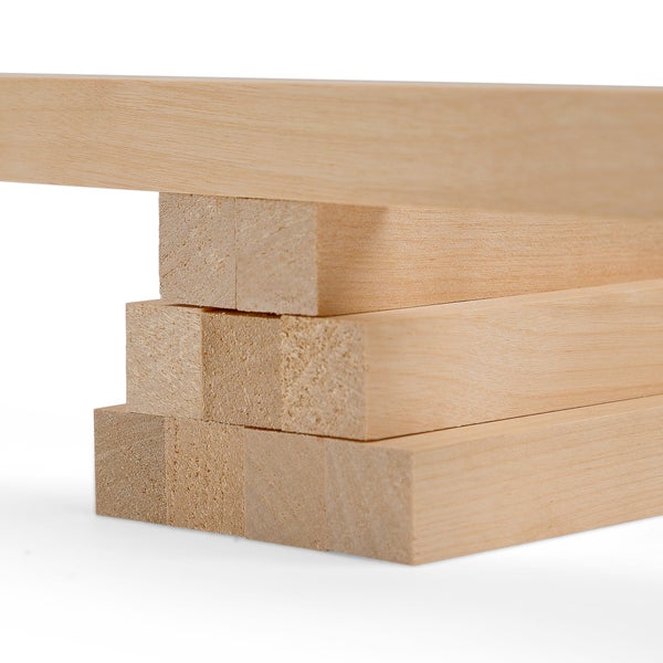 Stapel gehobelte Kanthölzer aus hellem Holz für Bauvorhaben.