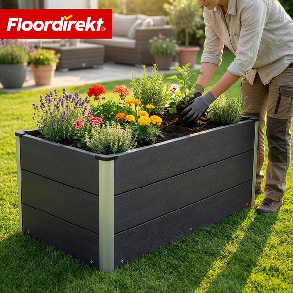 Hochbeet aus Kunststoff mit Aluminiumrahmen im Garten mit Frau beim Bepflanzen.