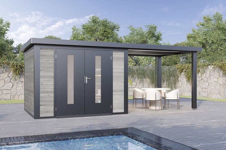 Modernes Gartenhaus mit integriertem Schleppdach und Doppeltür mit Glaseinsätzen, platziert auf einer Holzterrasse neben einem Pool.