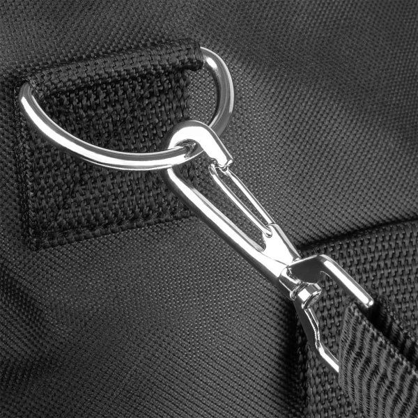 Detailansicht eines Karabinerhakens an einer Tasche