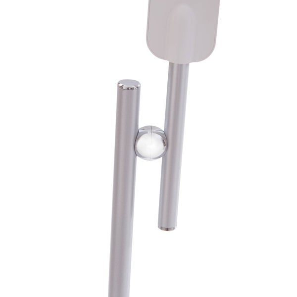 Detailaufnahme eines silbernen Lampengelenks mit Kugelgelenk und zwei Metallstäben.