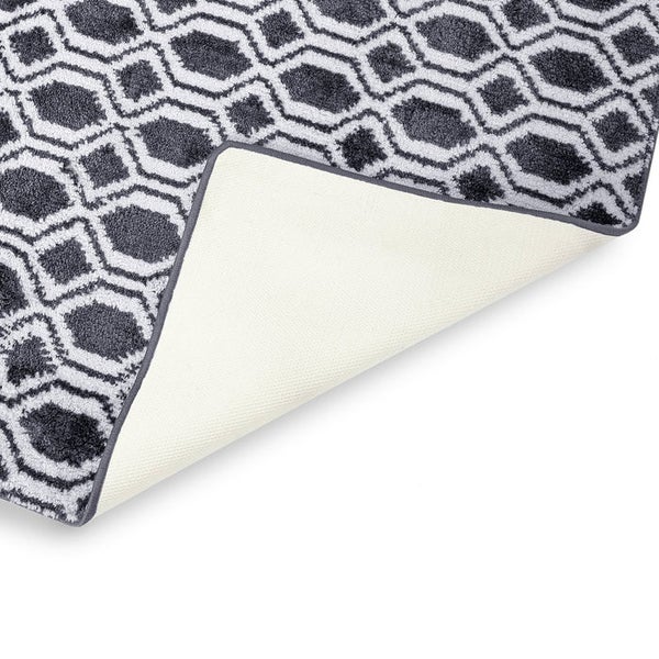 Teppich mit geometrischem Muster und rutschfester Rückseite