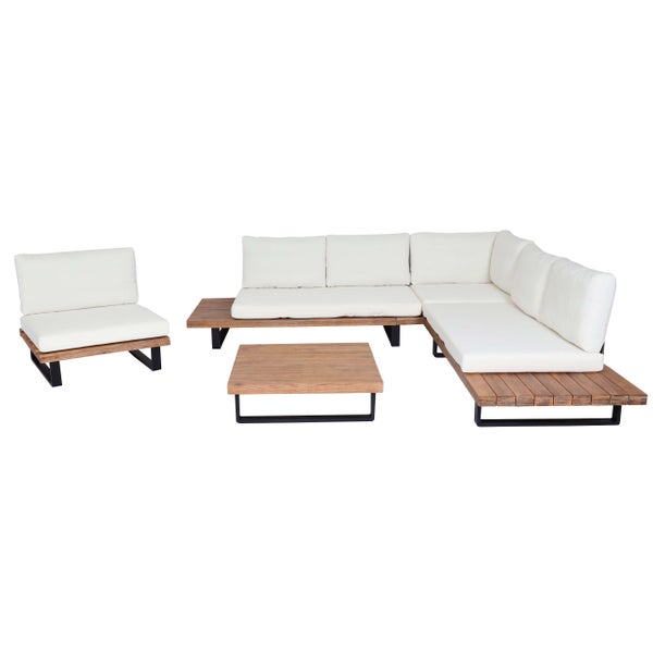 Garten-Lounge-Set aus Holz mit Ecksofa, Sessel und Couchtisch, weiße Polsterkissen, schwarze Metallbeine.