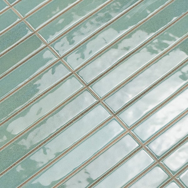 Wandfliesen in Riemchenoptik mit glänzender Oberfläche in schmaler rechteckiger Form mit Fugen.
