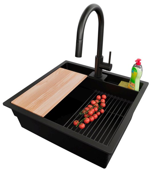 Schwarze Spüle mit Schneidebrett, Abtropfgitter, Armatur, Spülmittel und Tomaten