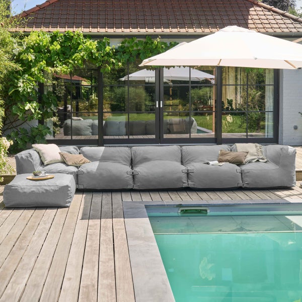 Fünfsitziges modulares Lounge-Sofa in Terrakotta mit gepolsterten Modulen und Schnallenverbindungen.