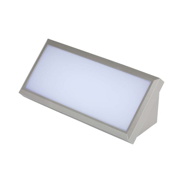 Rechteckige LED-Außenwandleuchte in Keilform mit grauem Metallgehäuse und weißer Abdeckung.