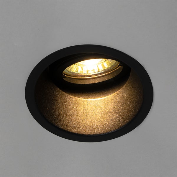Schwarzer runder Einbaustrahler mit warmweißem Licht.