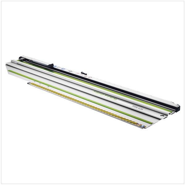 Terrassengestaltung mit Holzfliesen und Gartenstuhl