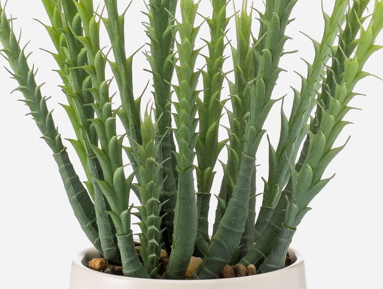 Künstliche Hecke mit grünen Blättern und lila Blüten zur Dekoration oder als Sichtschutz.