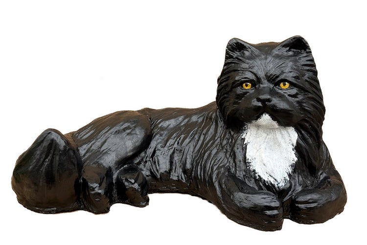 Gartenfigur Katze liegend als Dekoration für den Garten