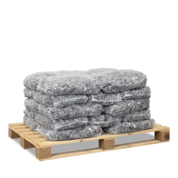 Mehrere Säcke mit grauen Ziersteinen auf einer Holzpalette gestapelt.